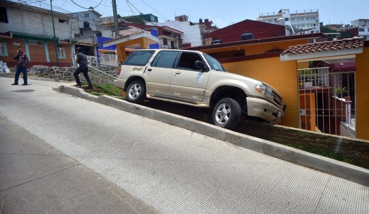 A punto de ocurrir una tragedia luego de que por descuido de su conductor, una camioneta  tipo explorer se le botó el freno de mano y fue a parar a un costado de una casa de la calle prolongación Villahermosa y de arrollar a un niño y su mamá.