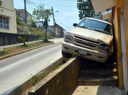 A punto de ocurrir una tragedia luego de que por descuido de su conductor, una camioneta  tipo explorer se le botó el freno de mano y fue a parar a un costado de una casa de la calle prolongación Villahermosa y de arrollar a un niño y su mamá.