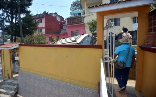 A punto de ocurrir una tragedia luego de que por descuido de su conductor, una camioneta  tipo explorer se le botó el freno de mano y fue a parar a un costado de una casa de la calle prolongación Villahermosa y de arrollar a un niño y su mamá.