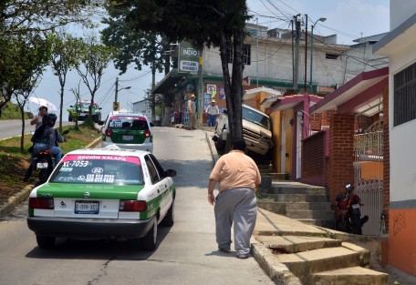 A punto de ocurrir una tragedia luego de que por descuido de su conductor, una camioneta  tipo explorer se le botó el freno de mano y fue a parar a un costado de una casa de la calle prolongación Villahermosa y de arrollar a un niño y su mamá.