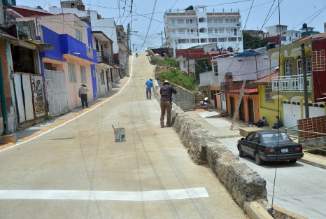 A unos días de ser inaugurada la pavimentación de la calle Salina Cruz de la colonia Rafael Hernandez Ochoa que tuvo como encargado a Edwin Pavel Diaz no deja de dar problemas ya que con las lluvias de los últimos días varias casas se vieron afectadas con la mala construcción  del drenaje de esta calle. 