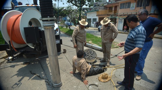 Al decir de los vecinos de la calle Normal Veracruzana que se encuentra justo atrás, el recién construido drenaje provocó que se ensolvaran las ollas y varias casas de esta calle se vieron afectadas.