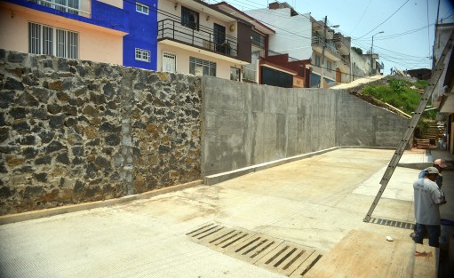 Hay que recordar que fue en esta calle donde un muro de contención se derrumbó por las lluvias y tuvo que ser sustituido por uno de concreto, lo que retardó aun más la inauguración de la calle.