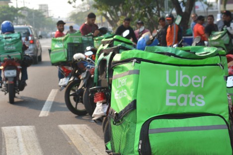En el parque Zaragoza del Puerto de Veracruz se manifiestan cerca de 30 trabajadores del servicio Uber Eats. Mencionan que cada vez está la plataforma y nadie se hace responsable de la misma, exigen mejores condiciones laborales ya que ni siquiera tienen prestaciones laborales. 