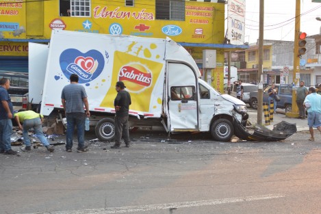 Encontronazo entre un autobús de agencia de viajes y una camioneta propiedad de conocida empresa galletera, una persona lesionada de gravedad en el hecho, el cual fue en la avenida Cuauhtémoc esquina Alcocer de la ciudad de Veracruz. 