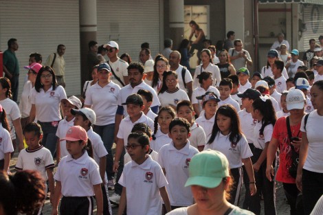 Con una caminata por las principales calles de Xalapa, directivos, maestros, alumnos padres de familia y exalumnos iniciaron los festejos por el 225 aniversario de la fundación de la escuela primaria Manuel de Boza. 