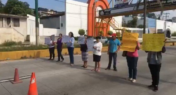 Habitantes  de la colonia Arenales bloqueron tres carriles de la autopista  Xalapa-Coatepec luego de que sigan ocurriendo muchos accidentes en esta carretera,  por lo que piden a las autoridades coloque topes.