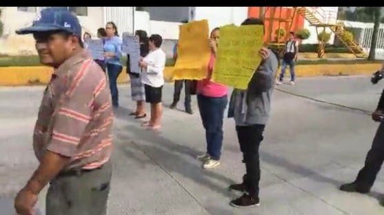 Habitantes  de la colonia Arenales bloqueron tres carriles de la autopista  Xalapa-Coatepec luego de que sigan ocurriendo muchos accidentes en esta carretera,  por lo que piden a las autoridades coloque topes.
