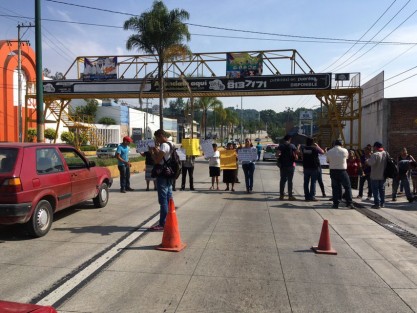 Habitantes  de la colonia Arenales bloqueron tres carriles de la autopista  Xalapa-Coatepec luego de que sigan ocurriendo muchos accidentes en esta carretera,  por lo que piden a las autoridades coloque topes.