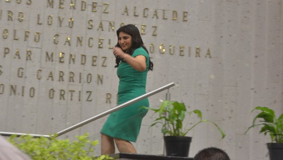 La diputada Érika Ayala, partiendo plaza a su arribo a la sesión de la  LXV Legislatura de Veracruz.  