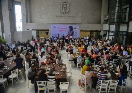 Como cada año, festejaron a las madres trabajadoras del Congreso del Estado de Veracruz, uno de los espacios laborales en donde se  reconoce la importante labor que realizan en la sede de este Poder, y a la vez ser el eje de sus familias.  