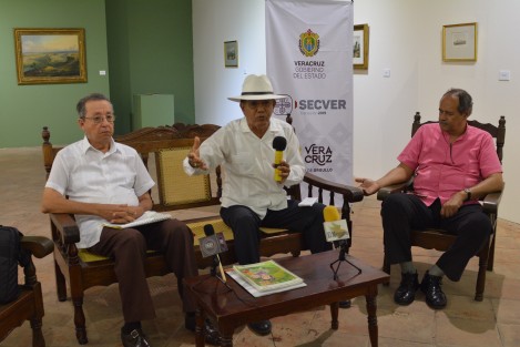 el  Director de la Casa de Cultura de Alvarado, José Ruiz Uscanga y Luis Fernando Martínez, Cronista de la ciudad presentaron en las instalaciones del IVEC del Puerto de Veracruz, el programa de las Cruces de Mayo 2019, que se lleva a cabo desde el día 3 y hasta el 26 de mayo. 