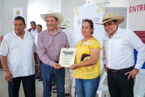 Al entregar más de 300 cabezas de ganado, para 106 pequeños productores, el gobernador Cuitláhuac García Jiménez aseguró que en Veracruz se elevará la actividad pecuaria y el comercio de productos derivados, como la leche. 