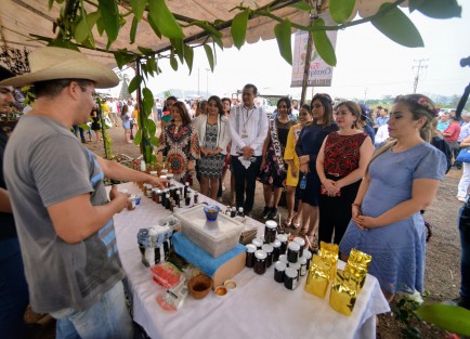 Este jueves 9 de mayo, quedó formalmente inaugurada la Feria Internacional del Café y La Orquídea de Coatepec. El presidente municipal, Luis Enrique Fernández Peredo, junto a invitados especiales como legisladores y alcaldes de la región, fue quien encabezó los festejos que estarán hasta el 19 de mayo.  