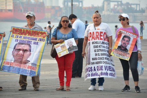 El colectivo solecito de Veracruz, integrado por Madres de los desaparecidos, marcharon esta tarde de 10 de mayo por el centro de la ciudad de Veracruz, iniciando su recorrido  en el tranvía del recuerdo y concluyendo en la gran macro Plaza del Malecón.