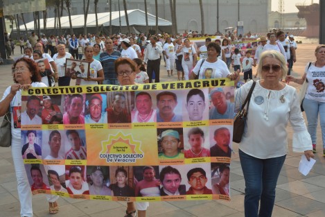 Es así cómo estas madres y demás familiares conmemoran su día, luchando por sus hijos, ante gritos exigiendo justicia y  frases como <em>Veracruz seguro no existe</em>, madres siguen buscando a sus hijos, con la esperanza de encontrarlos con vida, aún cuando muchos de los casos son desde el 2011.