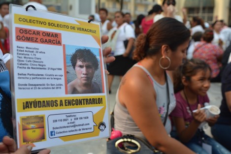 El colectivo solecito de Veracruz, integrado por Madres de los desaparecidos, marcharon esta tarde de 10 de mayo por el centro de la ciudad de Veracruz, iniciando su recorrido en el tranvía del recuerdo y concluyendo en la gran macro Plaza del Malecón.  