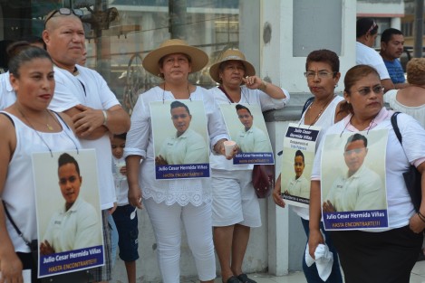 El colectivo solecito de Veracruz, integrado por Madres de los desaparecidos, marcharon esta tarde de 10 de mayo por el centro de la ciudad de Veracruz, iniciando su recorrido en el tranvía del recuerdo y concluyendo en la gran macro Plaza del Malecón.  