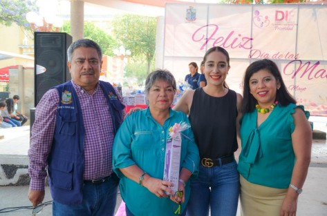 El Sistema Municipal DIF Teocelo que preside Mara Chama Villa en compañía del Alcalde Mario Chama Díaz, la Síndica Municipal Zayra del Carmen Martínez Andrade y el Secretario del Ayuntamiento Zimri Abimelech Arellano, festejaron a más de 600 mamás de nuestro Municipio en la Explanada de Palacio Municipal de Teocelo. 