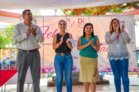 El Sistema Municipal DIF Teocelo que preside Mara Chama Villa en compañía del Alcalde Mario Chama Díaz, la Síndica Municipal Zayra del Carmen Martínez Andrade y el Secretario del Ayuntamiento Zimri Abimelech Arellano, festejaron a más de 600 mamás de nuestro Municipio en la Explanada de Palacio Municipal de Teocelo. 
