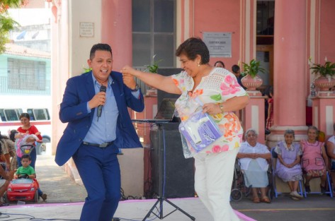 En el evento se contó con la participación del cantante Ardrin Vela, originario de Baxtla quién con su voz singular interpretó canciones románticas y éxitos de diferentes géneros musicales que pusieron a bailar a las presentes. 