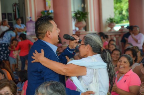 En el evento se contó con la participación del cantante Ardrin Vela, originario de Baxtla quién con su voz singular interpretó canciones románticas y éxitos de diferentes géneros musicales que pusieron a bailar a las presentes. 