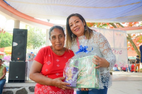  Parte importante de la celebración fue la rifa de obsequios y la Jornada de Belleza a cargo de la Escuela Industria Concepción Quiroz Pérez de Xalapa, así como de la estilista Trinidad Rodríguez González del Salón de Belleza Visage de Teocelo quienes consintieron a las mamás de nuestro municipio con cortes de cabello y tratamientos de belleza.