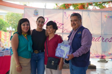  Parte importante de la celebración fue la rifa de obsequios y la Jornada de Belleza a cargo de la Escuela Industria Concepción Quiroz Pérez de Xalapa, así como de la estilista Trinidad Rodríguez González del Salón de Belleza Visage de Teocelo quienes consintieron a las mamás de nuestro municipio con cortes de cabello y tratamientos de belleza.