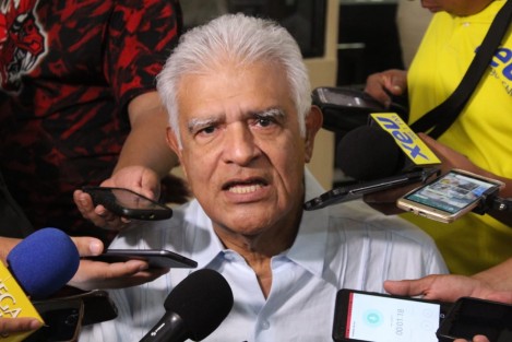 El conocido abogado Jorge Reyes Peralta realizó una conferencia  de prensa en conocido café del Puerto de Veracruz para hablar sobre el tema de su defendido, el ex director de Servicios Periciales, Gilberto Aguirre Garza, el cual trató asuntos el contra del actual fiscal general del estado, Jorge Winckler Ortiz. 
