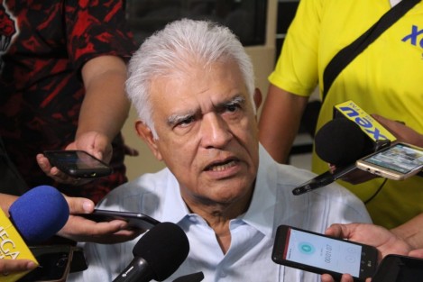 El conocido abogado Jorge Reyes Peralta realizó una conferencia  de prensa en conocido café del Puerto de Veracruz para hablar sobre el tema de su defendido, el ex director de Servicios Periciales, Gilberto Aguirre Garza, el cual trató asuntos el contra del actual fiscal general del estado, Jorge Winckler Ortiz. 