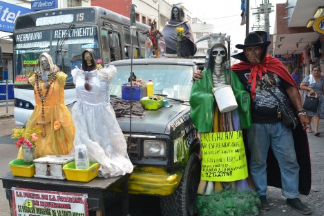 En el municipio de Veracruz, la veneración a la <em>Santa Muerte</em> tiene cientos de seguidores, asegura el <em>Charro Negro</em>, hombre adulto con tatuajes notorios en el rostro, alusivos a la que llama divinidad.