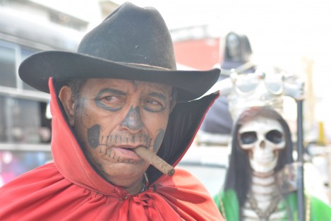 Todos los domingos el charro negro, quien se autodenomina maestro de veneración, se instala en calles aledañas al Mercado municipal, donde profesa el culto a todo volumen con su bocina y estatuillas de muerte, algunas, que espera poder vender para mantener el templo. 