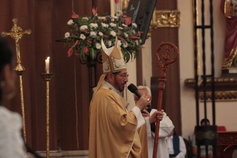 El arzobispo de Xalapa, Hipólito Reyes Larios, explicó a los feligreses que este domingo está dedicado a Jesús, como el Buen Pastor, quien en la diversidad de este mundo, conoce a cada una de sus ovejas.  