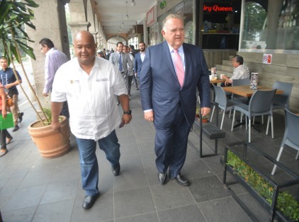 En entrevista en un conocido café de Xalapa, mencionó que hay presunciones de que <em>El Lagarto</em> se movió en vehículos de la Fiscalía, aunque aseguró no tener las pruebas necesarias. 