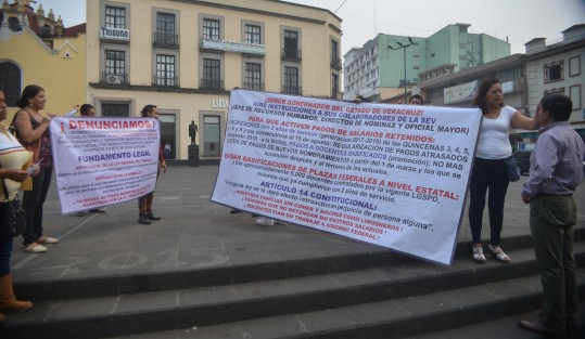 Alrededor de 15 maestros de diferentes lugares se manifestaron primero en plaza Lerdo y posteriormente cerraron la calle de Enríquez, por alrededor de 30 minutos exigen salarios retenidos por la SEV. 