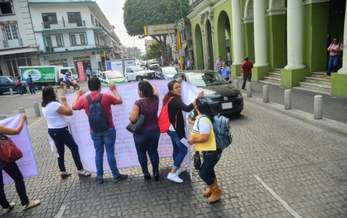 Alrededor de 15 maestros de diferentes lugares se manifestaron primero en plaza Lerdo y posteriormente cerraron la calle de Enríquez, por alrededor de 30 minutos exigen salarios retenidos por la SEV. 