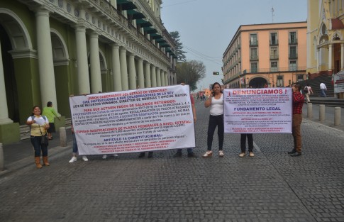 Alrededor de 15 maestros de diferentes lugares se manifestaron primero en plaza Lerdo y posteriormente cerraron la calle de Enríquez, por alrededor de 30 minutos exigen salarios retenidos por la SEV. 