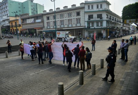 Alrededor de 15 maestros de diferentes lugares se manifestaron primero en plaza Lerdo y posteriormente cerraron la calle de Enríquez, por alrededor de 30 minutos exigen salarios retenidos por la SEV. 