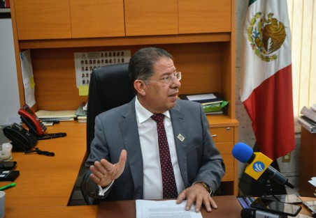 En conferencia de prensa, el legislador dijo que el Congreso de Veracruz recibió este documento de parte del presidente del Senado de la República, Martí Batres Guadarrama y que, de conformidad con lo establecido en el artículo 135 constitucional, el Pleno del Congreso de Veracruz sesionará para analizarlo y emitir su voto.
