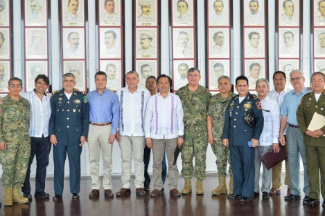  El gobernador Cuitláhuac García Jiménez se reunió con sus homólogos de Tabasco, Adán Augusto López Hernández, y Chiapas, Rutilio Cruz Escandón Cadenas, en esta ciudad, a fin de diseñar estrategias y coordinar los trabajos en materia de seguridad pública, en los límites territoriales de las tres entidades. 