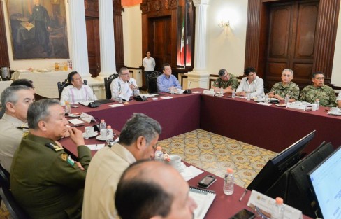 En el Salón de Recepciones del Palacio de Gobierno, donde participaron los integrantes de las Mesas de Seguridad de cada estado, se acordó que las reuniones regionales se llevarán a cabo de manera mensual e itinerante, con lo que los mandatarios del sureste mexicano darán seguimiento a la estrategia de Construcción de la Paz, con la toma de decisiones que garanticen el bienestar de la población. 