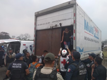 Alrededor de 150 personas de origen centroamericano fueron rescatadas cuando viajaban a bordo de un camión, sobre el kilómetro 299 de la autopista Córdoba-Veracruz a la altura de Rancho, municipio de Amatlán, Ver., presentaban signos de deshidratación. 