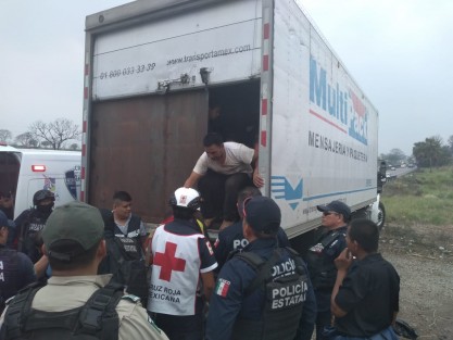 Alrededor de 150 personas de origen centroamericano fueron rescatadas cuando viajaban a bordo de un camión, sobre el kilómetro 299 de la autopista Córdoba-Veracruz a la altura de Rancho, municipio de Amatlán, Ver., presentaban signos de deshidratación. 