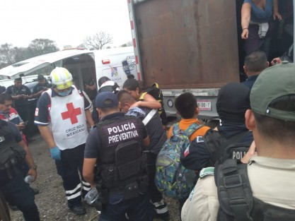 Alrededor de 150 personas de origen centroamericano fueron rescatadas cuando viajaban a bordo de un camión, sobre el kilómetro 299 de la autopista Córdoba-Veracruz a la altura de Rancho, municipio de Amatlán, Ver., presentaban signos de deshidratación. 