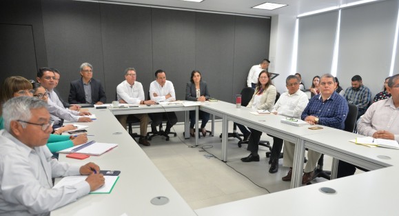 Al participar en la sesión 1392 del Comité Nacional de Grandes Presas, el gobernador Cuitláhuac García Jiménez solicitó al gobierno federal la Declaratoria de Desastre por sequía para 53 municipios veracruzanos que se han visto afectados por este fenómeno natural en pasados días.