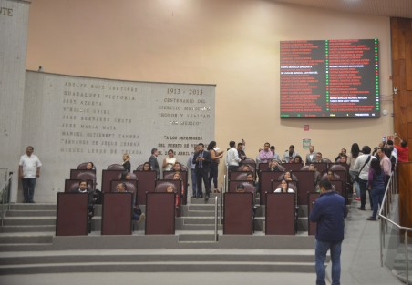 Con gritos de ya cayó, ya cayó la reforma ya cayó  34 diputados  locales en su mayoría de MORENA aprobaron la Minuta con proyecto de Decreto por el que se Reforman, adicionan y derogan diversas disposiciones de los artículos 3o., 31 y 73 de la Constitución Política de los Estados Unidos Mexicanos, en materia educativa, remitida por la 
Cámara de Senadores del Honorable Congreso de la Unión.