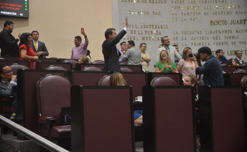 La nota chusca la dio el diputado Binjen Rementería quien equivocó su voto y sus compañeros se rieron de él. 