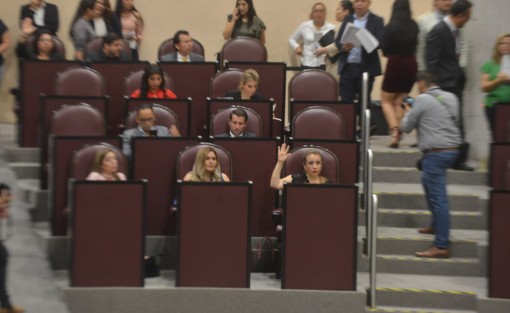 A propuesta de la Comisión Permanente de Educación y Cultura, integrada por los diputados León David Jiménez Reyes, presidente; Víctor Emmanuel Vargas Barrientos, secretario y Adriana Esther Martínez Sánchez, vocal, el Pleno del Congreso de Veracruz aprobó dos dictámenes, con proyecto de acuerdo, que autorizan a los ayuntamientos de  Xalapa y Veracruz, la firma de convenios con el Instituto Nacional de Antropología e Historia (INAH) y la Secretaría de Marina (SEMAR), respectivamente. 