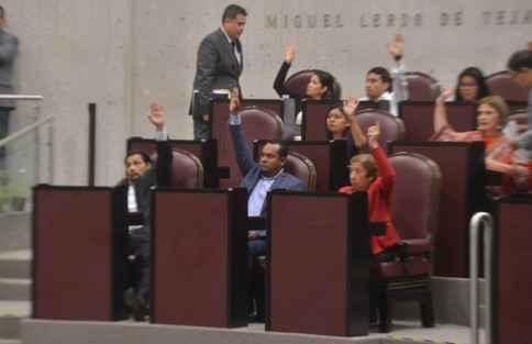 Con  45 votos a favor el Pleno del Congreso de Veracruz aprobó la iniciativa, presentada por el PRI-PVEM, con lo que se faculta a municipios a decidir el otorgamiento de descuento a jefas de familia.