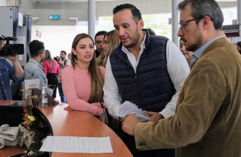 Diputados panistas acudieron a las oficinas de Fiscalía estatal a interponer una denuncia en contra del gobernador Cuitláhuac García Jiménez y al secretario de Seguridad Pública, Hugo Gutiérrez Maldonado, por cinco presuntos delitos derivados de la compra de 50 patrullas y arrendamiento de otras 110.